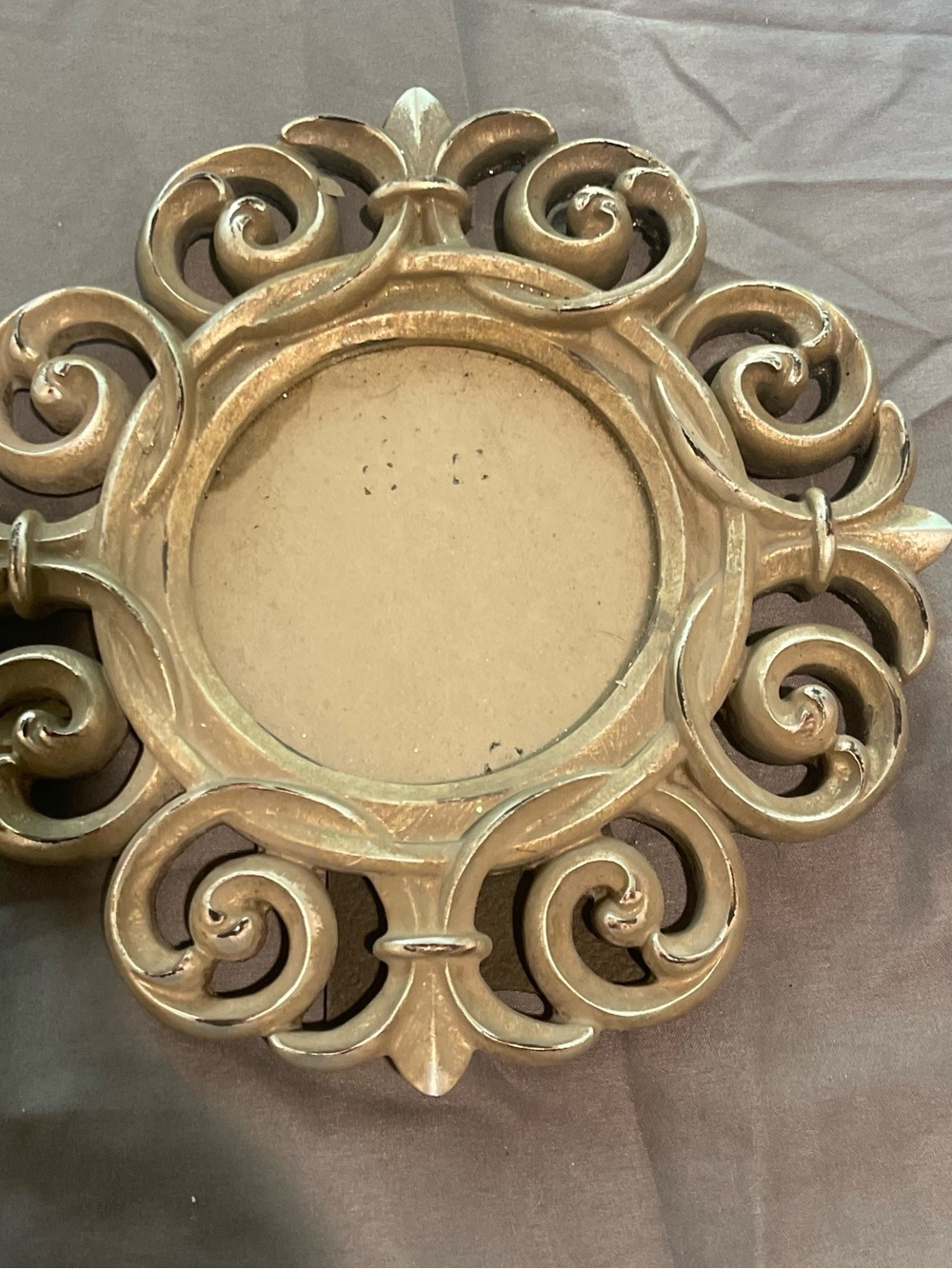 Decorative Round Scrollwork Picture Frame in Gold Tone